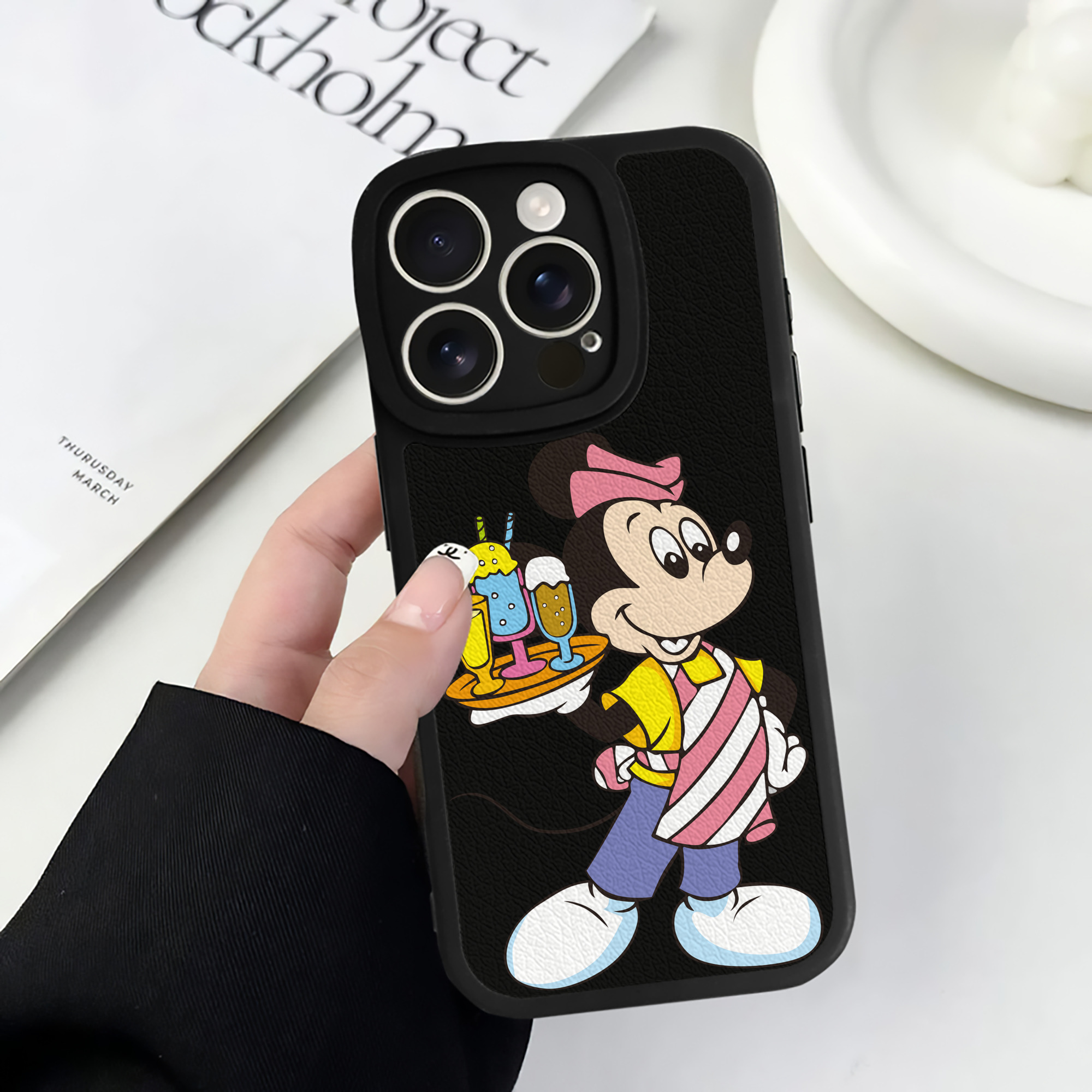 （画像用） ミッキーマウス Mickey Mouse 【iPhone 16シリーズ対応】シリコンスマホケース（レザー調） 材質：シリコン